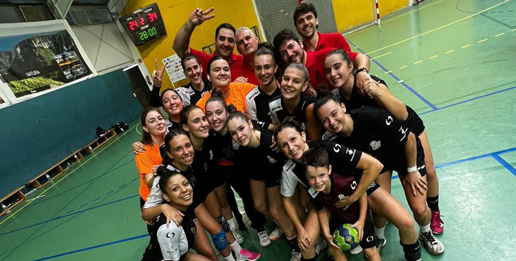 Marta Villoslada, en el centro de la imagen, tras un partido con el Lleida HC