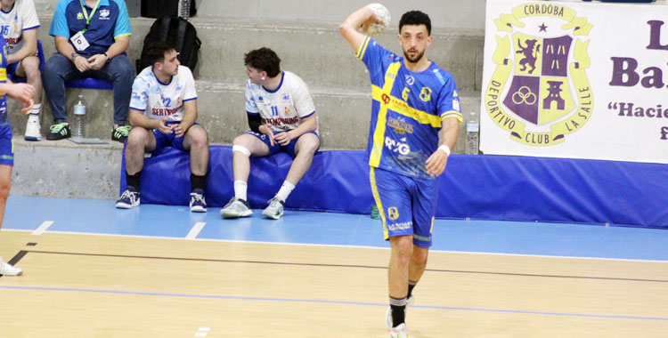 Moha se apresta a dar un pase en una circulación lasaliana. Foto: La Salle Balonmano