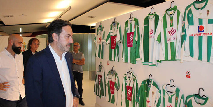 Monterrubio, CEO del Córdoba, observando camisetas antiguas del club.