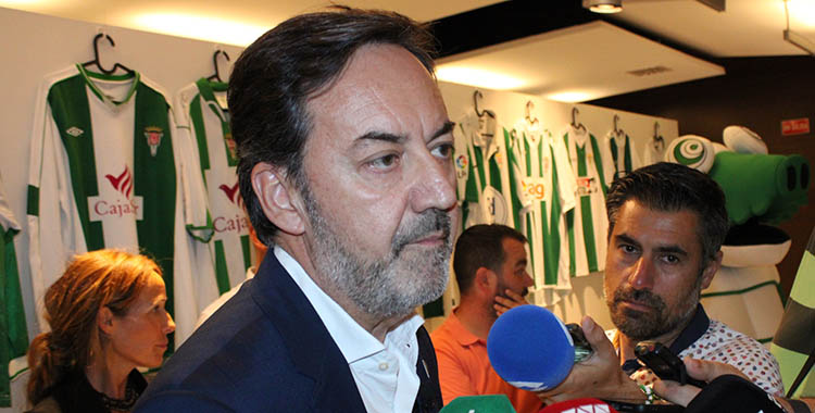Antonio Fernández Monterrubio atendiendo a los medios