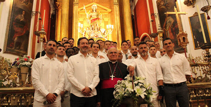 La ofrenda floral a San Rafael por el ascenso que fue presidida por el obispo de Córdoba.