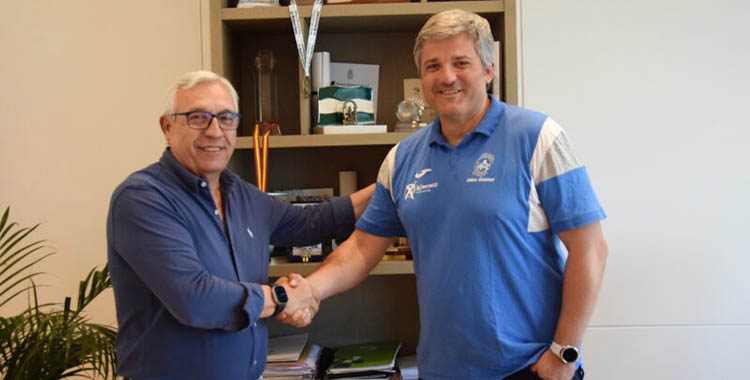 Paco Bustos y Mariano Jiménez estrechando sus manos tras firmar el nuevo contrato como técnico del Ángel Ximénez.