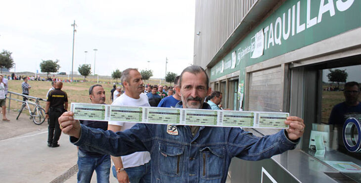 El abonado Paco Fernández 'El Bocaíllos' con sus seis entradas compradas.