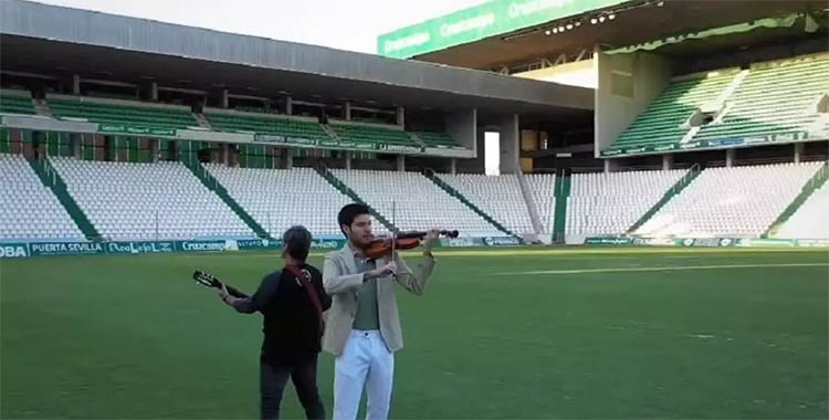 Paco Montalvo y Queco tocando el himno del Córdoba sobre El Arcángel.