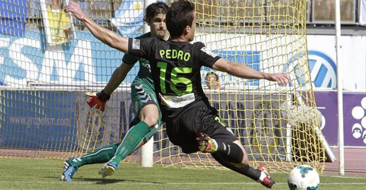Pedro ante el meta de Las Palmas Barboza.