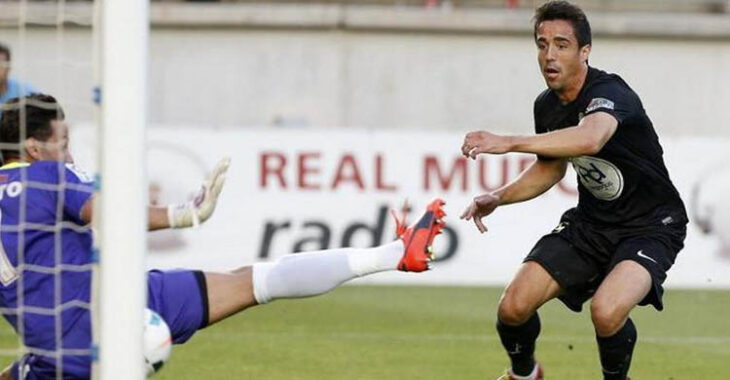 Pedro marcando el gol en La Condomina que abría el camino hacia la final del play off ante la UD Las Palmas.