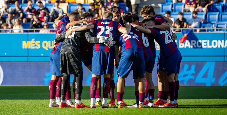 La piña del Barcelona Atlètic antes de arrancar el encuentro contra el Córdoba. Foto: @FCBarcelonaB