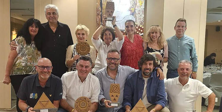 El podio de la III Copa de Medios by Grand Teguise Playa, disputada en los dos campos de Lanzarote, junto a los organizadores.