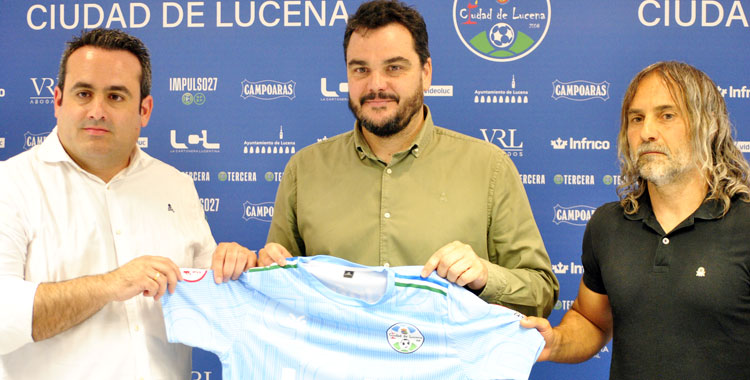 Antonio Jesús Cobos junto al presidente, Jorge Torres, y el director deportivo, Juan Cantero 'Juani'. Foto: Ciudad de Lucena