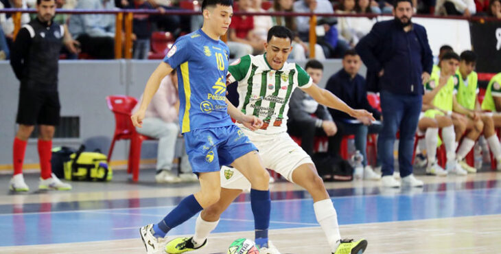 Pulinho presionando a un jugador del Peñíscola. Foto: Córdoba Futsal
