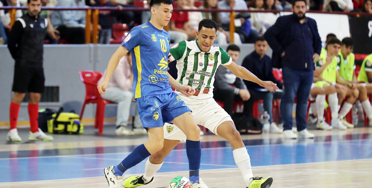 Pulinho presionando a un jugador del Peñíscola. Foto: Córdoba Futsal