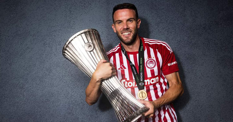 Quini posando con el trofeo de la Conference League. Foto: Olympiacos