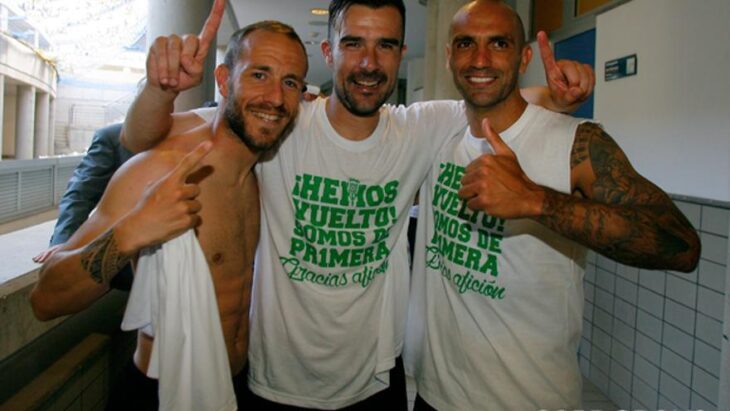 Raúl Bravo celebrando el ascenso con Aritz López Garai y Juanlu.