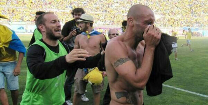 Raúl Bravo llorando con Juanlu Gómez a sus espaldas tras lograr el ascenso en Las Palmas.
