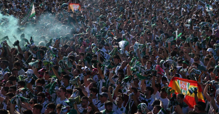 Miles de aficionados recibieron al Córdoba antes de su duelo con el Barça Atlètic. Foto: Natalia Román
