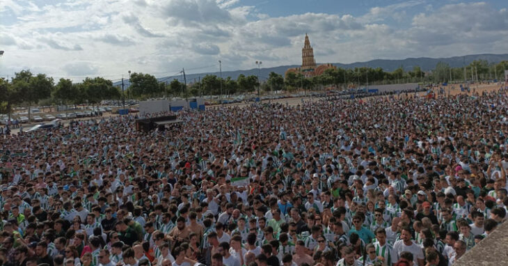 Miles de aficionados recibieron al Córdoba antes del partido ante la Ponfe. Foto: Rafa Ávalos