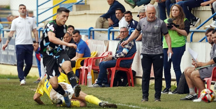 Falete sigue de cerca el juego de sus hombres. Foto: Antonio Dávila / Ciudad de Lucena