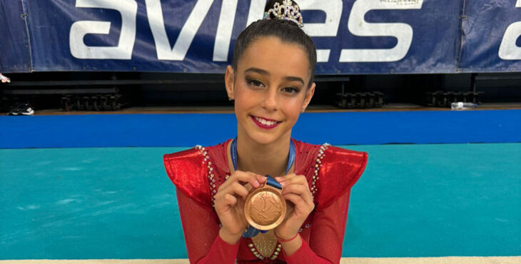Sara Aguayo posando con su medalla de bronce. Foto: GR Séneca