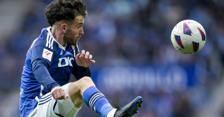 Sebas Moyano recibiendo un balón en partido del Oviedo. Foto: Real Oviedo