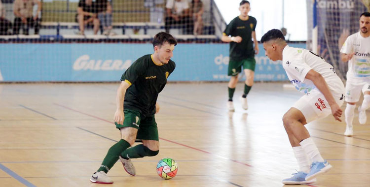 Sergio García encara a un rival en su etapa como blanquiverde. Foto: Córdoba Futsal