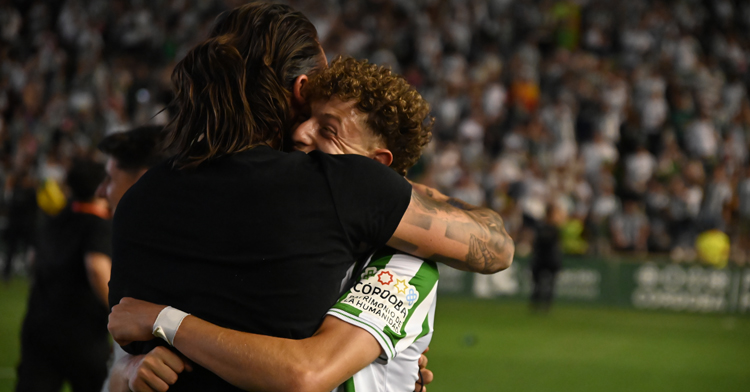 Simo abrazándose con Gudelj tras vencer al Barcelona Atlètic. Foto: Natalia Román