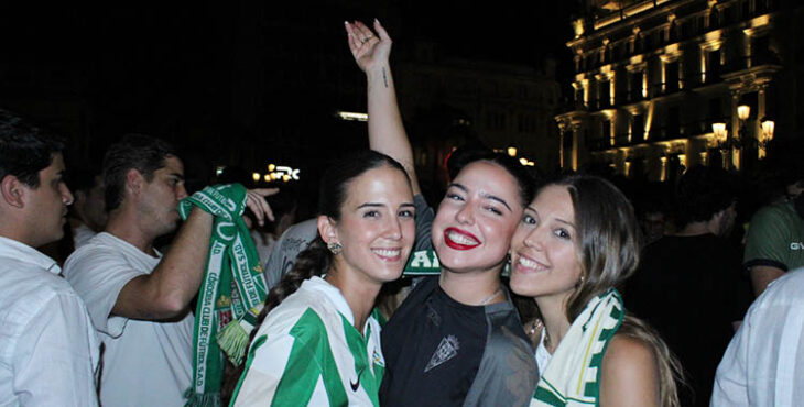 Tres jóvenes cordobesistas celebrando entre la multitud ascenso del Córdoba en las Tendillas.