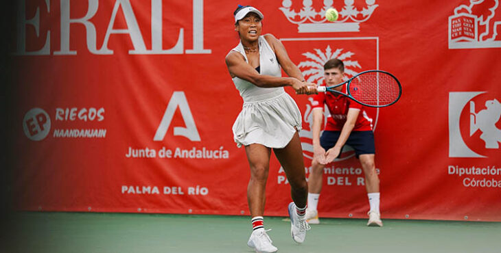 La tenista chica Tian entrando de revés a la bola en la central de Palma del Río.