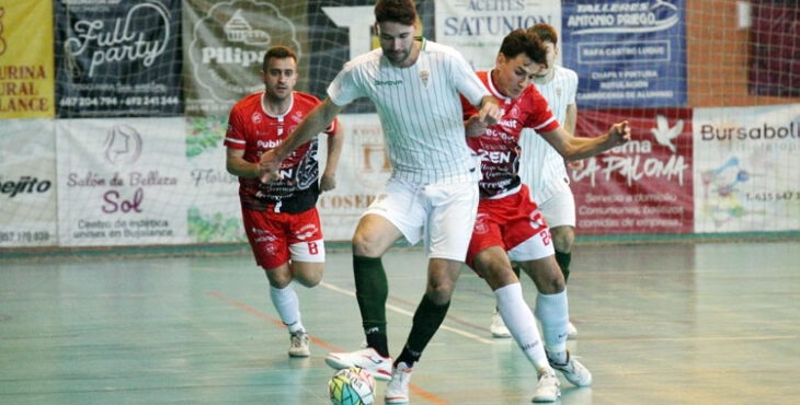 Titín, a la derecha, intentando robar la pelota a un rival. Foto: Córdoba Futsal