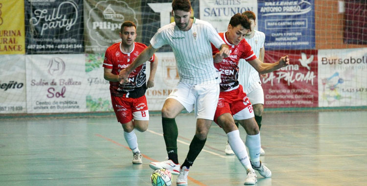 Titín, a la derecha, intentando robar la pelota a un rival. Foto: Córdoba Futsal
