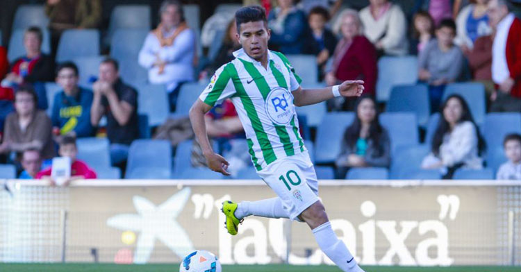 Uli Dávila conduciendo el balón en el Mini Estadi en la 2013-14.