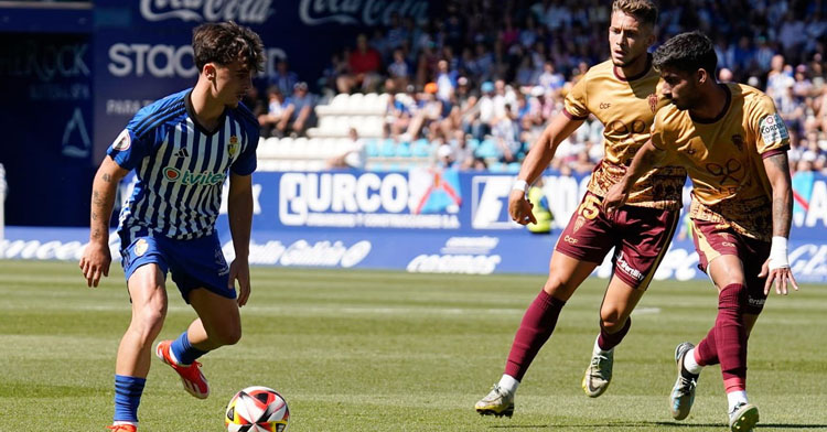 Calderón e Isma Ruiz tapando a Yeray. Foto: SD Ponferradina
