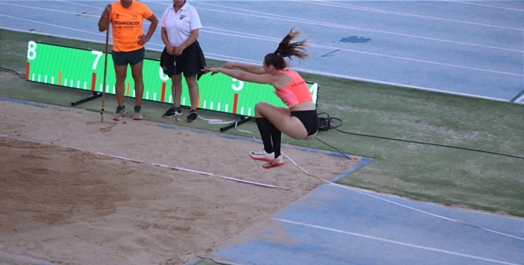 Ana Chacón en su nueva disciplina, el salto de longitud.