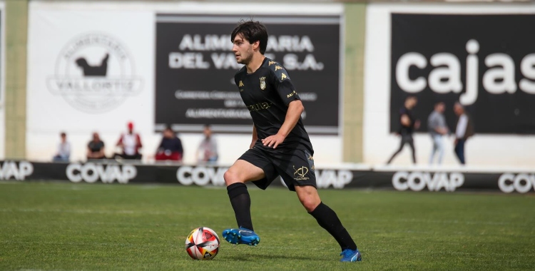 Imagen de Adri Moyano en partido con el Ceuta B.