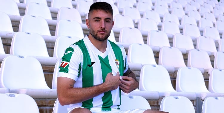 Antonio Casas posando con la camiseta del Córdoba de la temporada 2024-25. Foto: CCF