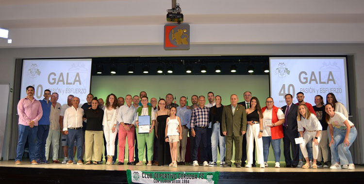 Una foto de familia de la Gala del Deportivo Córdoba Cajasur