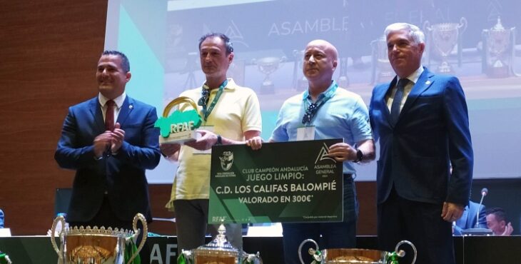 Pepe Bonilla y Rafael Muñoz recogiendo el premio otorgado por la RFAF.