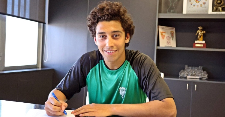 Nacho Domínguez firmando su contrato como jugador del Córdoba B. Foto: CCF