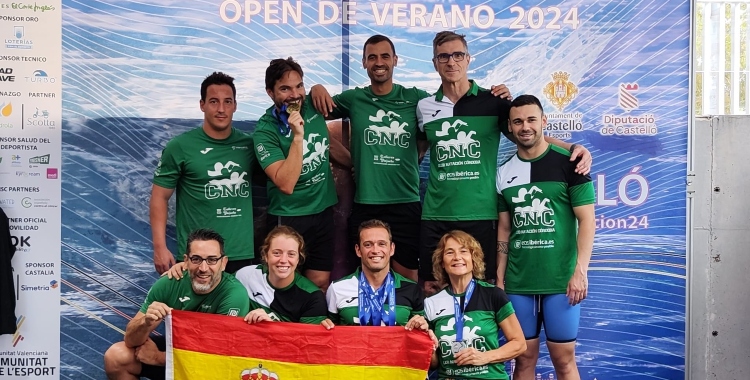 Nadadores del Natación Córdoba tras sus éxitos en Castellón. Foto: Natación Córdoba