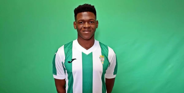 Primera imagen oficial de Tounkara con la elástica blanquiverde. Foto: CCF