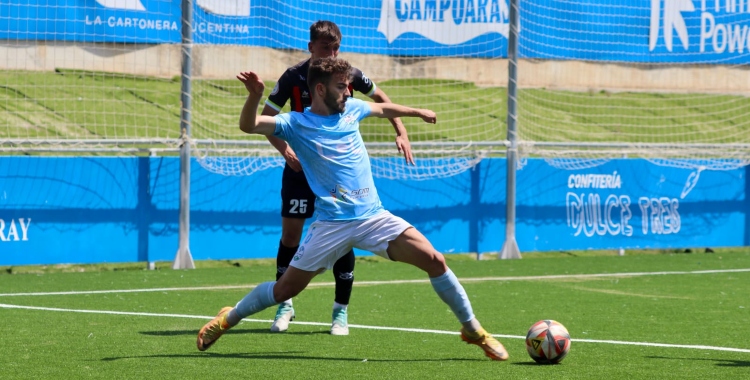 Rubén Navas intenta un pase en un partido como celeste. Foto: Ciudad de Lucena