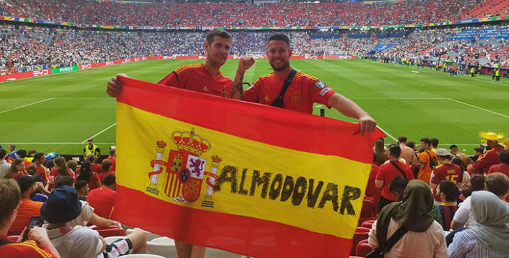 El cuco Miguel Arcángel Cabello y su amigo Eric Pérez en Munich disfrutando el pase a la final de España ante Francia.