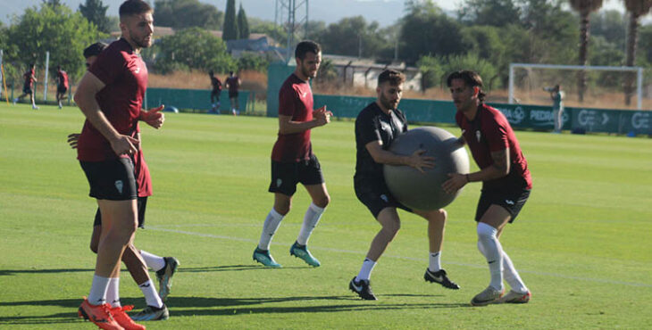 Adri Castellano en una prueba de fuerza en esta pretemporada que sólo le duró quince días en el Córdoba CF.