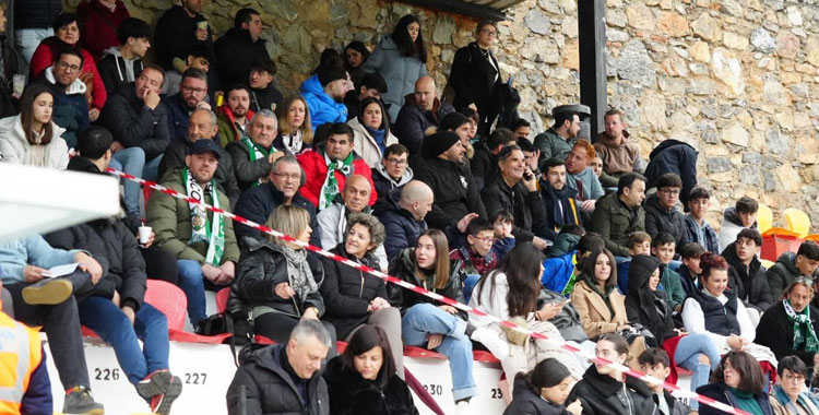 Aficiones del Espeleño, en primer término, y del Pozoblanco en el derbi en Espiel de la pasada temporada. Foto: CD Pozoblanco