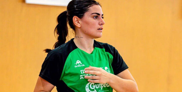 Ainhoa García con la camiseta verdinegra navarra; los colores los mantendrá. Foto cedida por Adesal