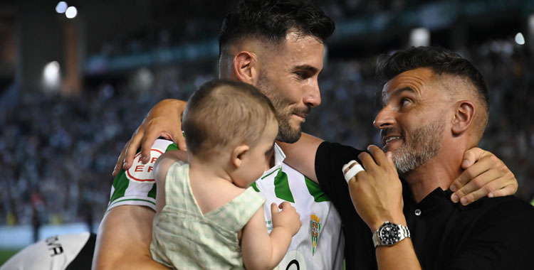 Iván Ania en un gesto de complicidad con Albarrán tras el ascenso ante el Barcelona Atlètic. Autora: Natalia Román