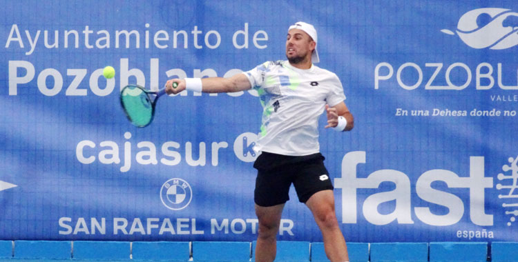 Alberto Barroso estira el brazo para golpear la bola durante su partido de cuartos de final