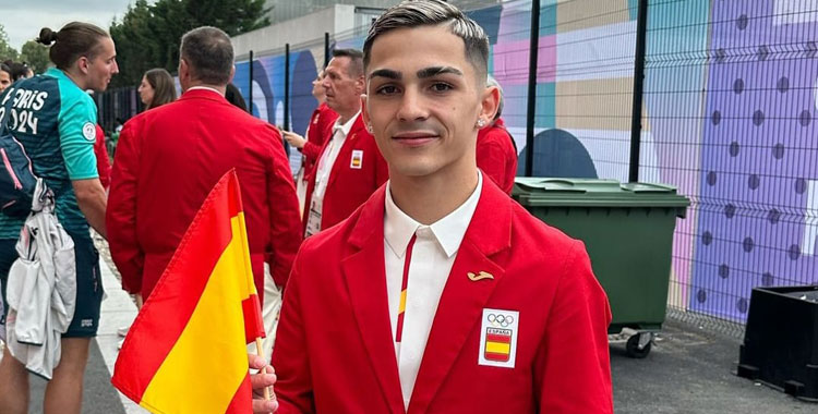 Rafa Lozano Jr. con el traje del desfile acuático de inauguración. Foto: Federación Española de Boxeo