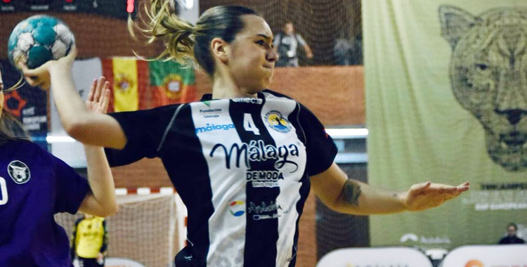 Bárbara Piñeira lanzando a portería con fuerza. Foto cedida por el Salma Adesal