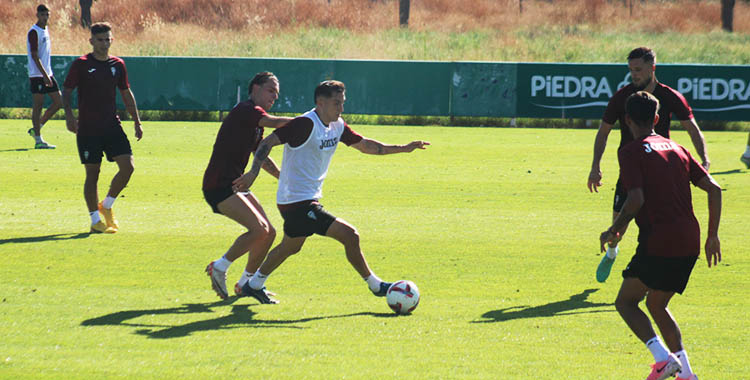Álex Sala presionando a Carracedo en la conducción del balón.