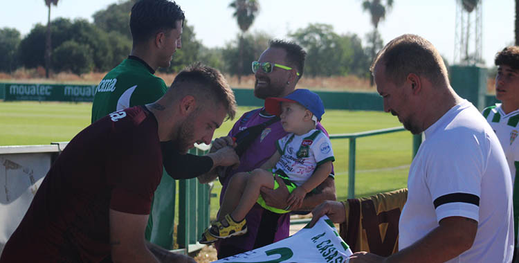 Antonio Casas y Carlos Marín firmando autógrafos al término del primer entrenamiento de pretempoprada.